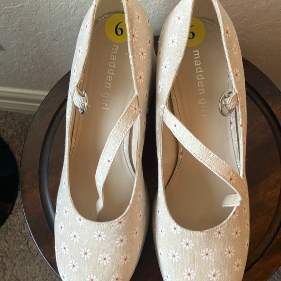 Madden Girl: Tan with flower pattern heeled Mary Jane style shoes- Y2K- 9M - Picture 14 of 16